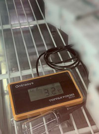 画像：医薬品冷蔵庫の温度を記録する オントレイシス タグ